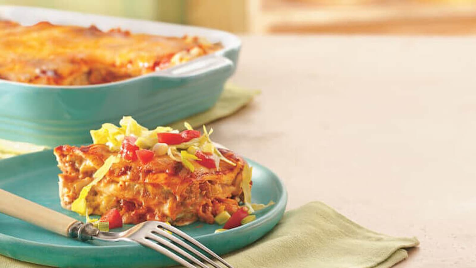 Casserole D'enchiladas Au Poulet Et Au Chili À Étages